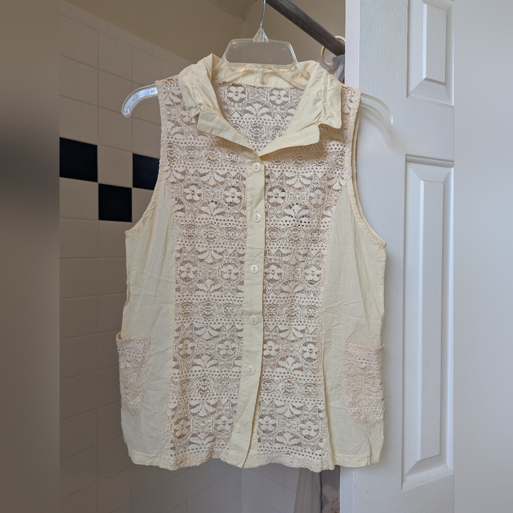 NWOT Cream sleeveless button up top with lace panels Size M